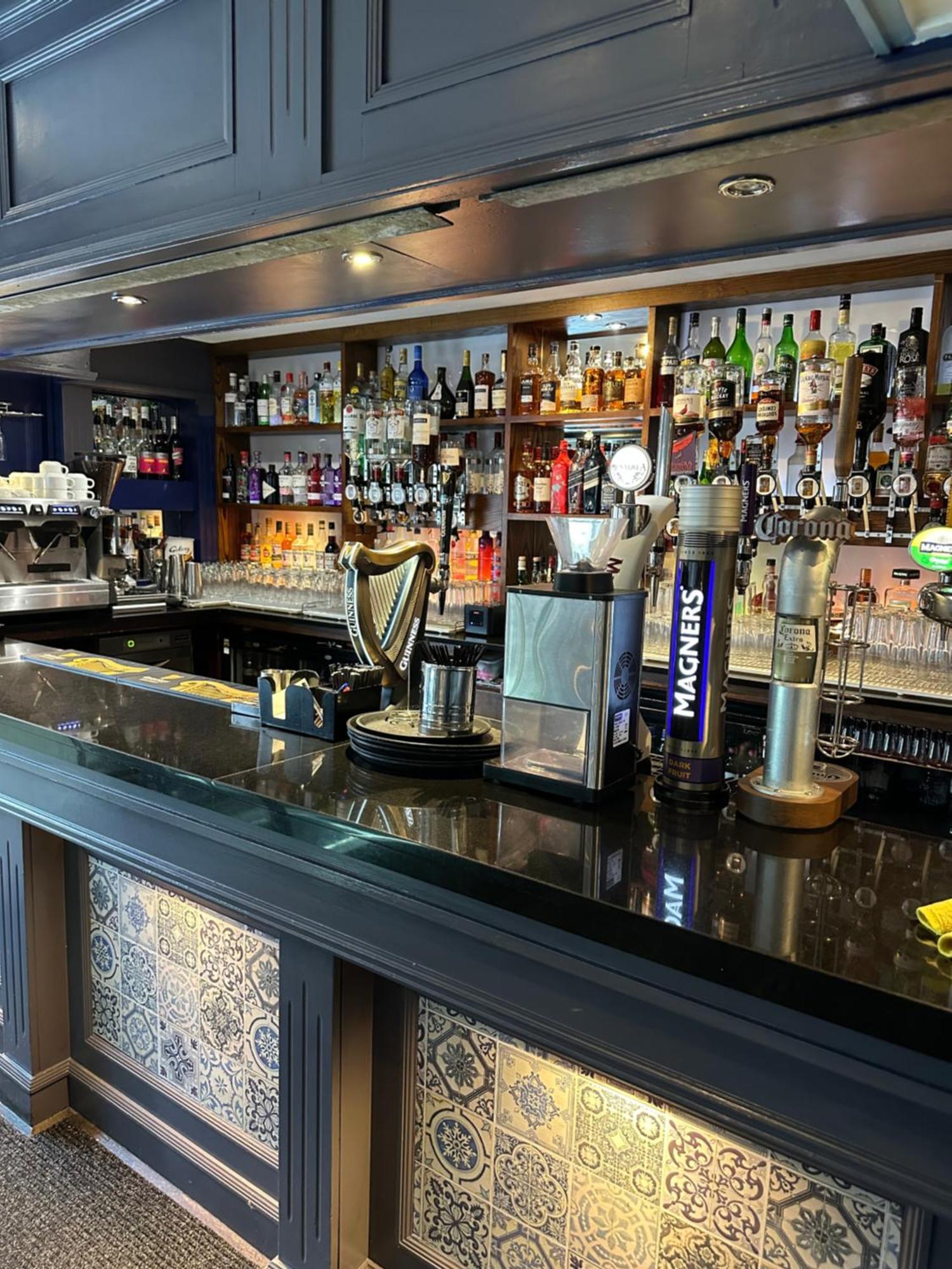 The Tudor Hotel Airdrie Luaran gambar